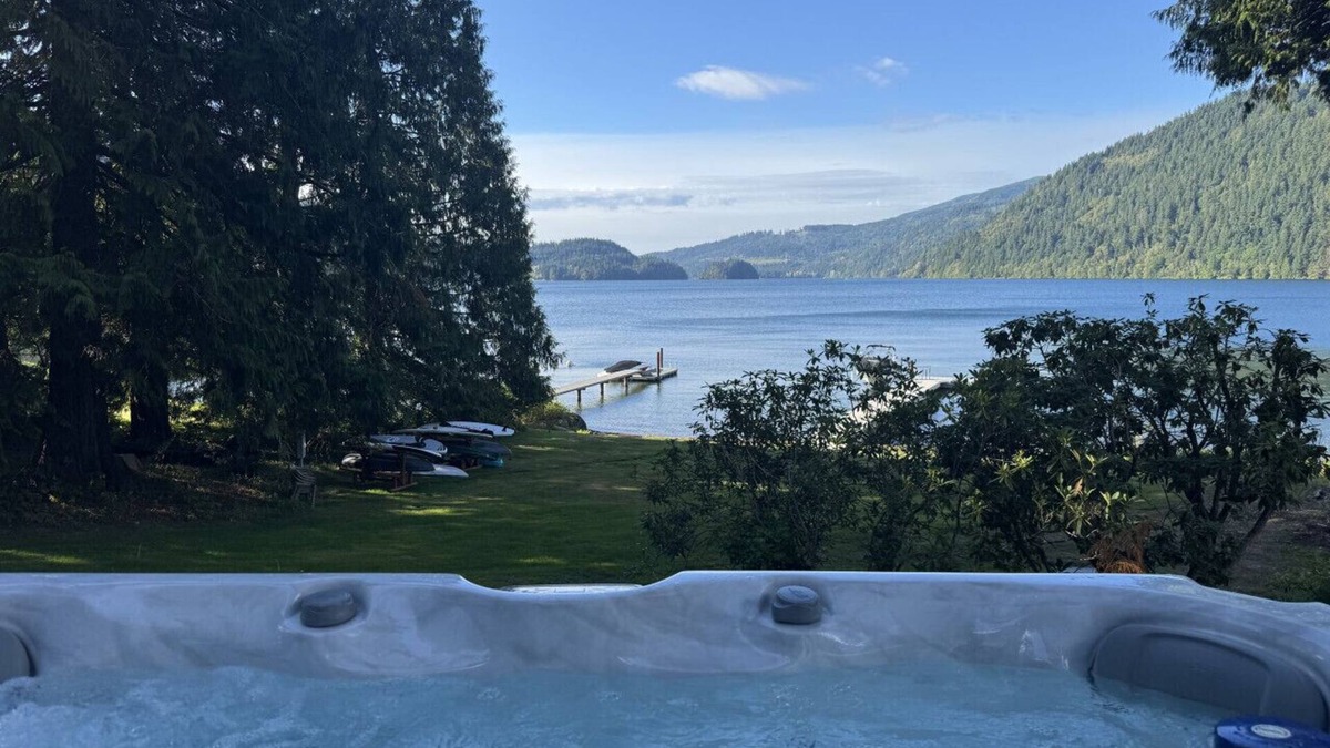 Sedro-Woolley Apartment | Luxury Lakefront with *Hot Tub*Private Dock*Pool Table