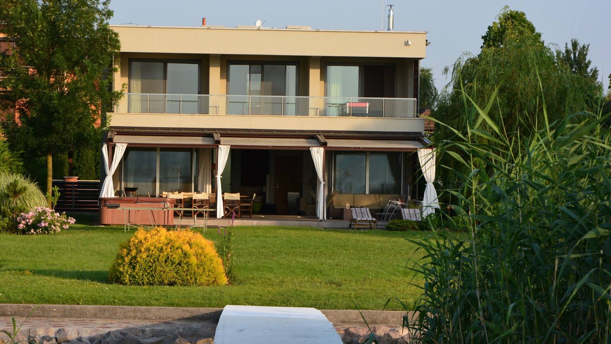 Balatonoszod Villa | Luxury Lakefront Villa with Private Pier & Jacuzzi. Private Beach!