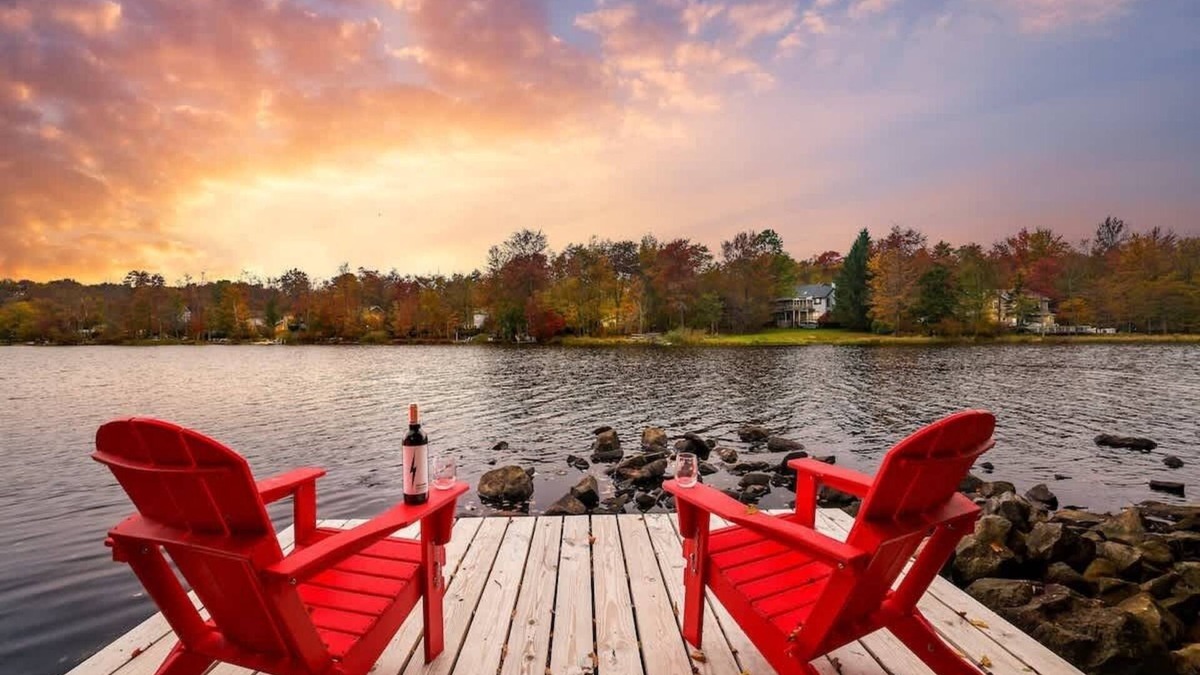 Tobyhanna House | Luxury Lakefront w/kayaks - Sauna - Dock - Fire Pit