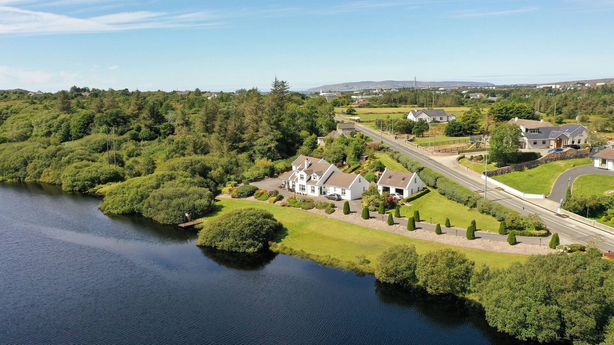 Dungloe Cottage | Luxury Lakeside Cottage Perfectly Placed To Explore Donegal With Free Wifi