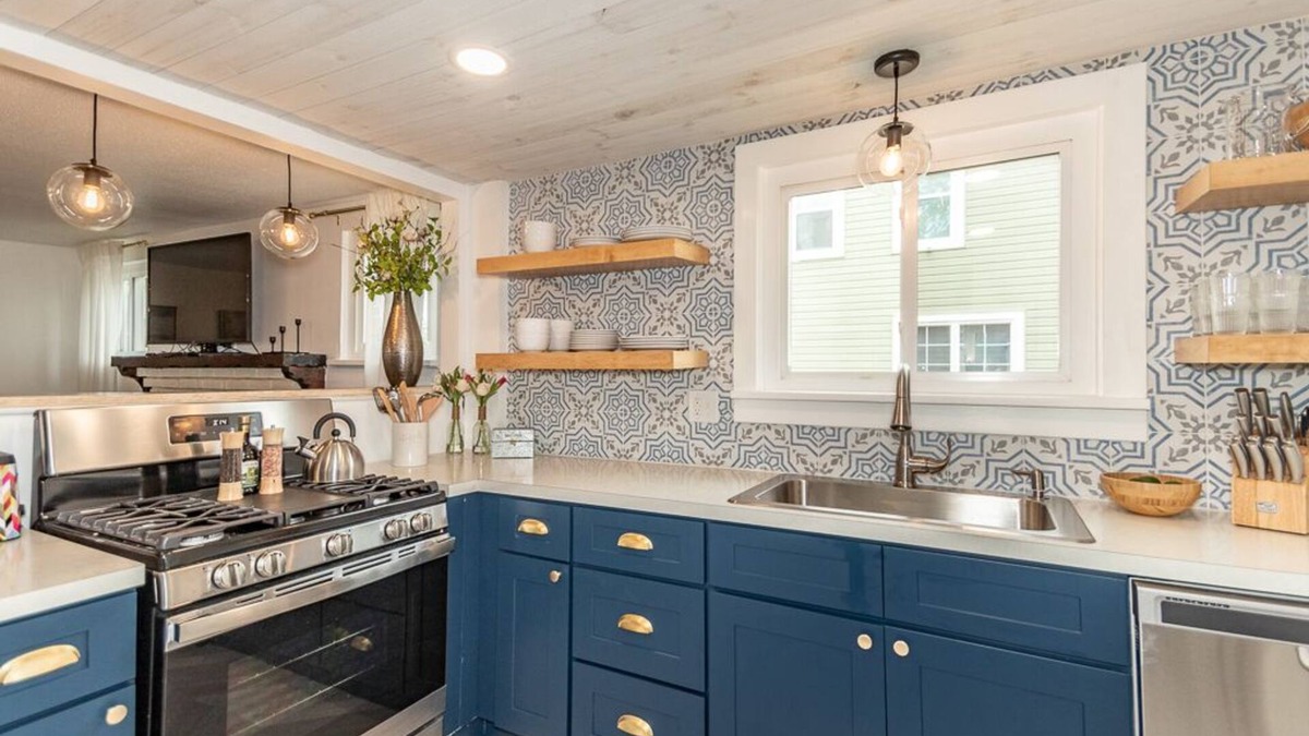 Geneva-on-the-Lake Cottage | Luxury Lakeside Cottage- Girls Getaway - 5 mi to GOTL w/Backyard & Fire pit