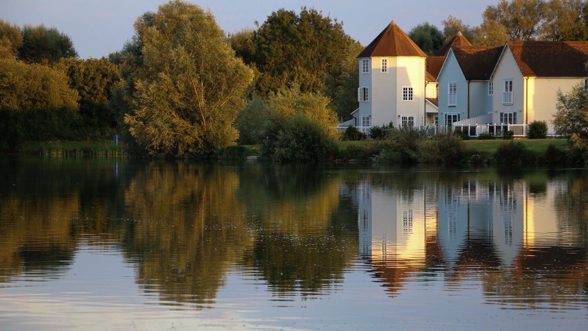 South Cerney House | Luxury Lakeside Lodge with Hot Tub and Kayak