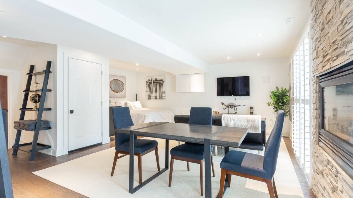 Clarkson-Lorne Park House | Luxury Lakeside Studio by Jack
