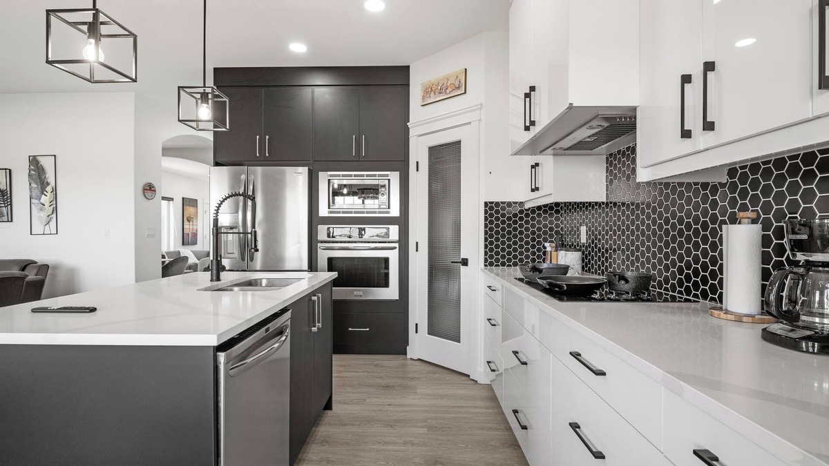 Kincora House | Luxury Lakeview Home w/King Beds & Jacuzzi @ 18-min to Airport, 80-min to Banff