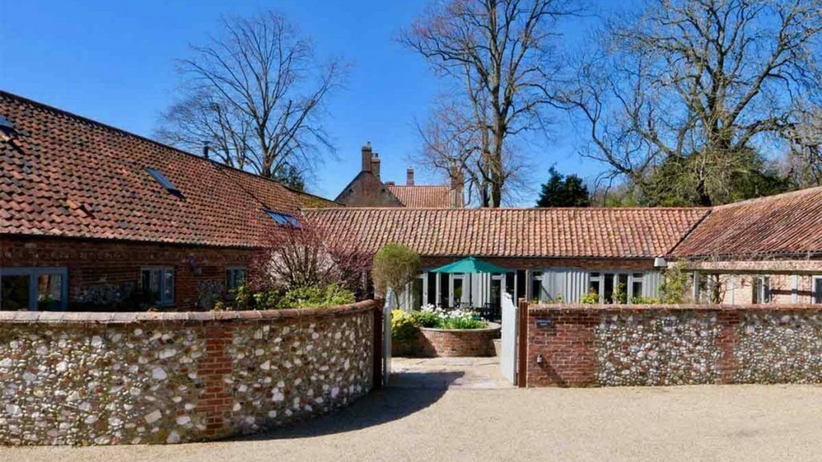 Fakenham House | Luxury Large Barn Close to North Norfolk Beaches