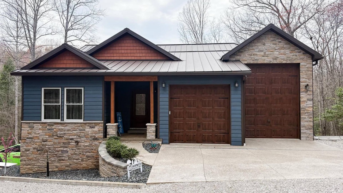Corbin House | Luxury Laurel Lake Retreat-Private Home Near Holly Bay w Fishing Pond EV CHARGER