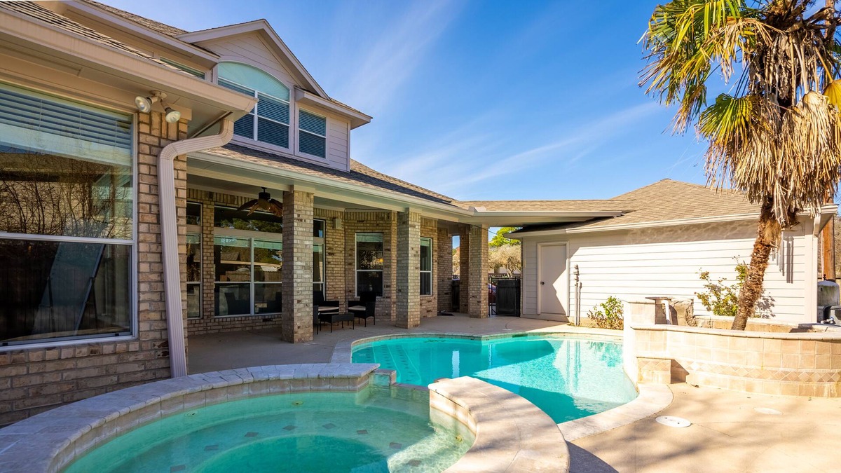 Falcon Point House | Luxury Leisure Spacious/Pool/Golf Course/Central