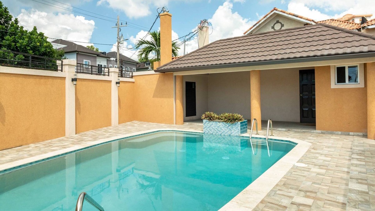 Norbrook Apartment | Luxury Living Modern & Contemporary Home with Brand New Pool in Manor Park