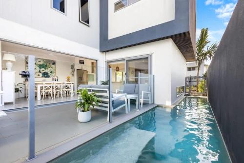 Birtinya House | Luxury Living with Heated Pool in Birtinya