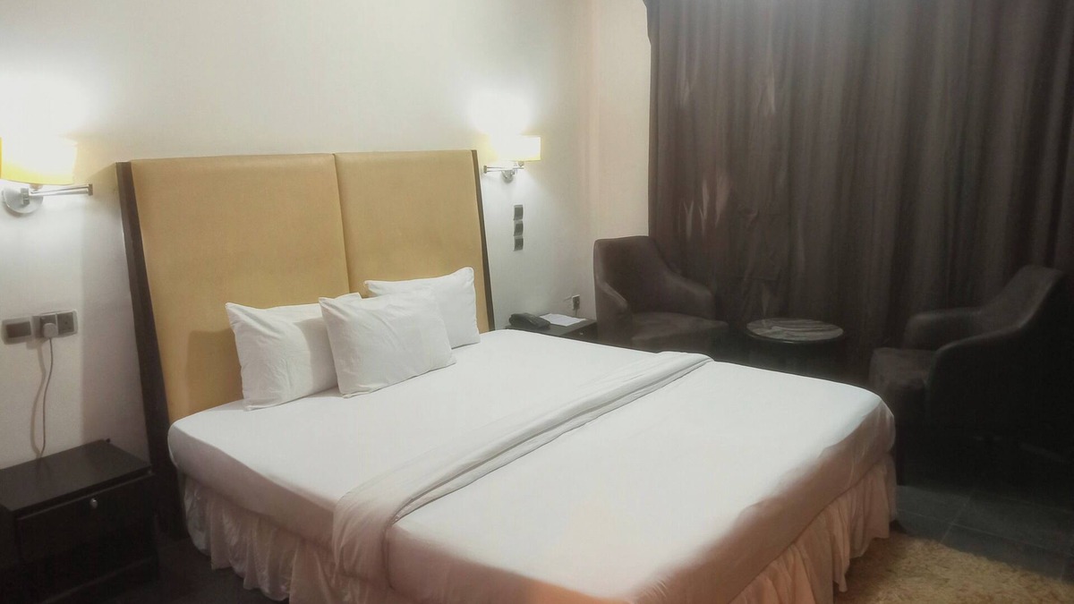 Owerri Hotel | Luxury & Location: Golden Tulip Owerri. with WiFi, AC