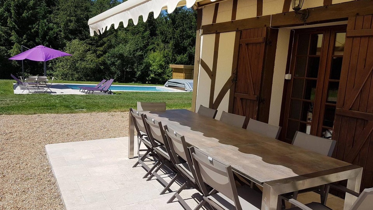 Fontaines-en-Sologne Cottage | Luxury Lodge in Fontaines-en-Sologne: Heated Pool, Private Lake, Activities & Scenic Views
