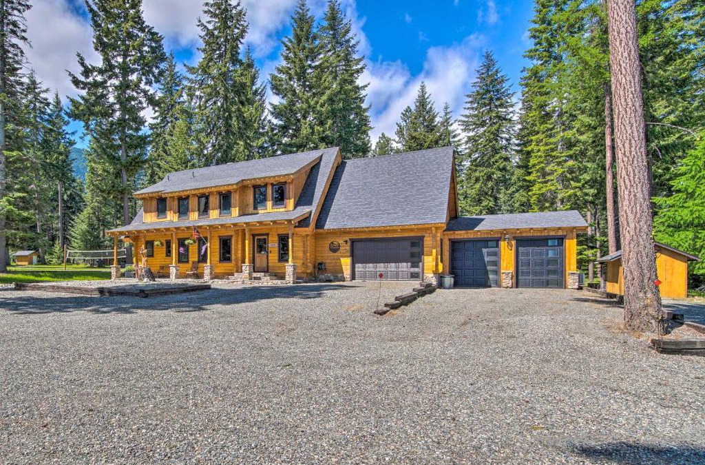 Cle Elum House | Luxury Lodge Hot Tub, Snowmobiling and ATV Access!