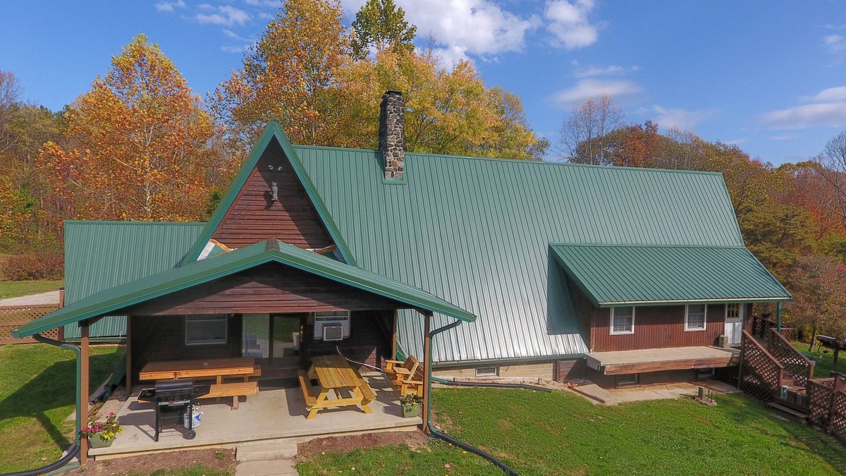 Nelsonville Cabin | Luxury Lodge in Hocking Hills w/Swimming Pool, Hot Tub and Lake - Wedding Venue