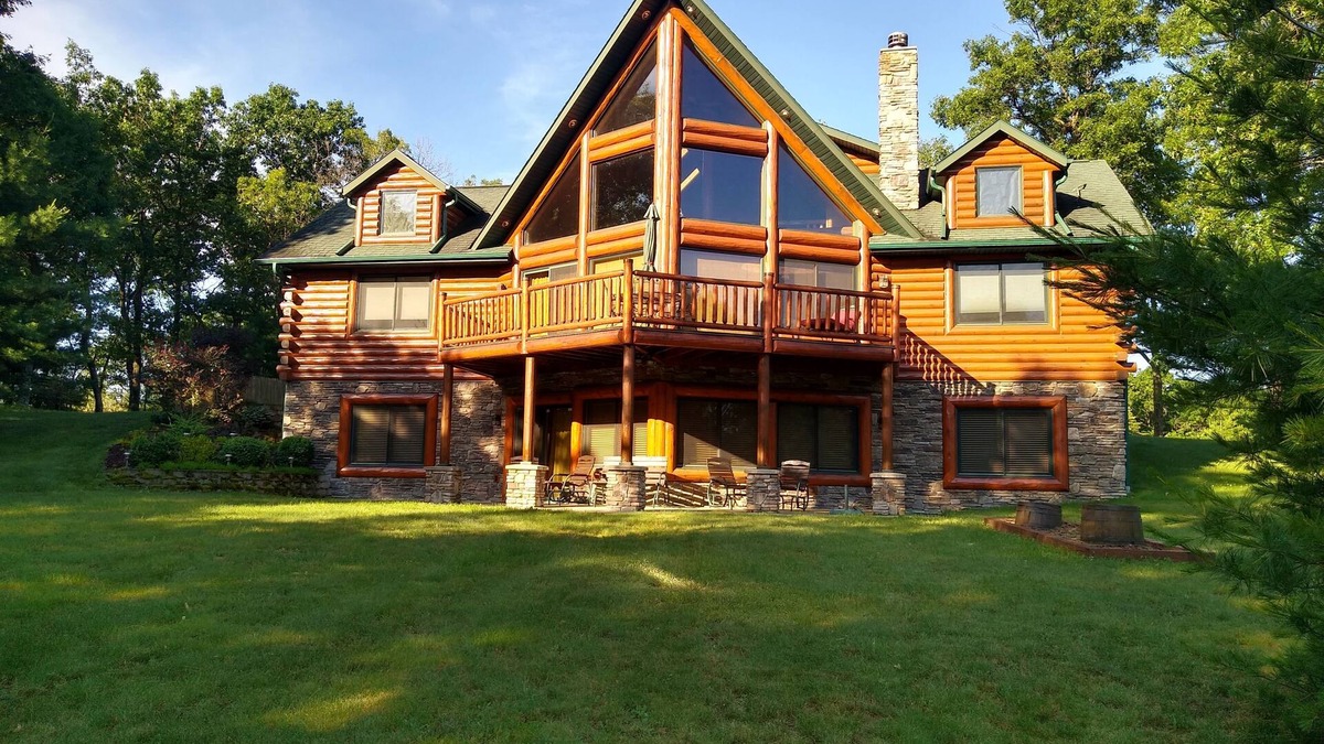 Mauston Cabin | Luxury Lodge on Castle Rock Lake. Perfect Setting For Your Outdoor Fun