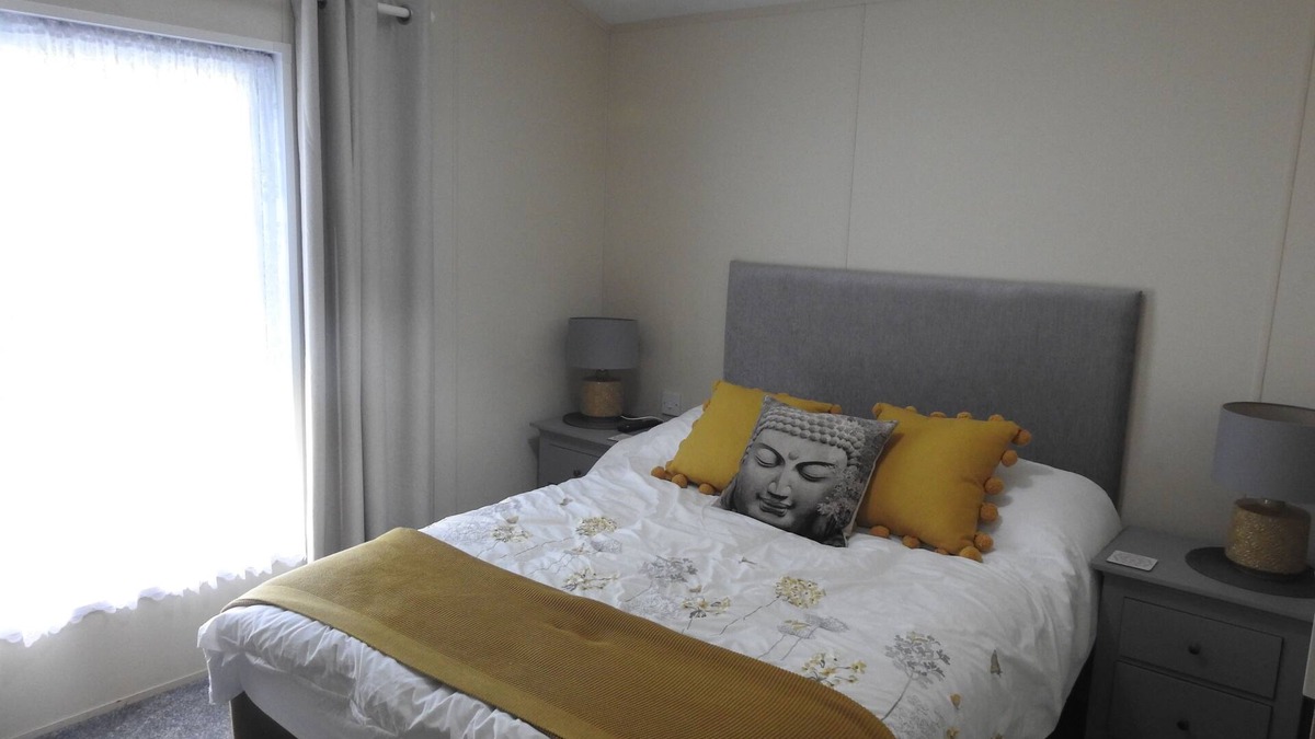 Hopton Cabin | Luxury Lodge on quiet holiday park