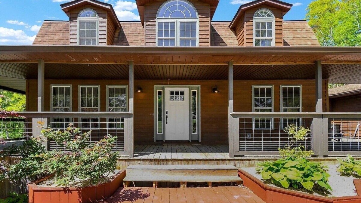 Lancaster Cabin | Luxury Lodge w/Gourmet Kitchen, Hot Tub & Wood Burning Fireplace! Pet Friendly
