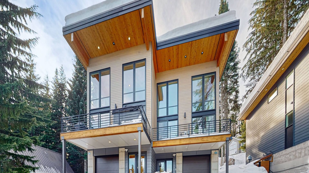 Hyak Cabin | Luxury Lodge w/Breathtaking Mountain Views, large yard, fireplace & WIFI