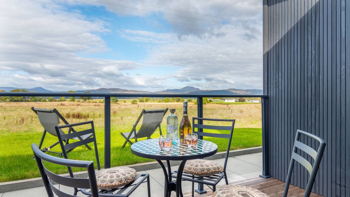 Buchlyvie Apartment | Luxury Lodge with deck, hot tub, mountain views