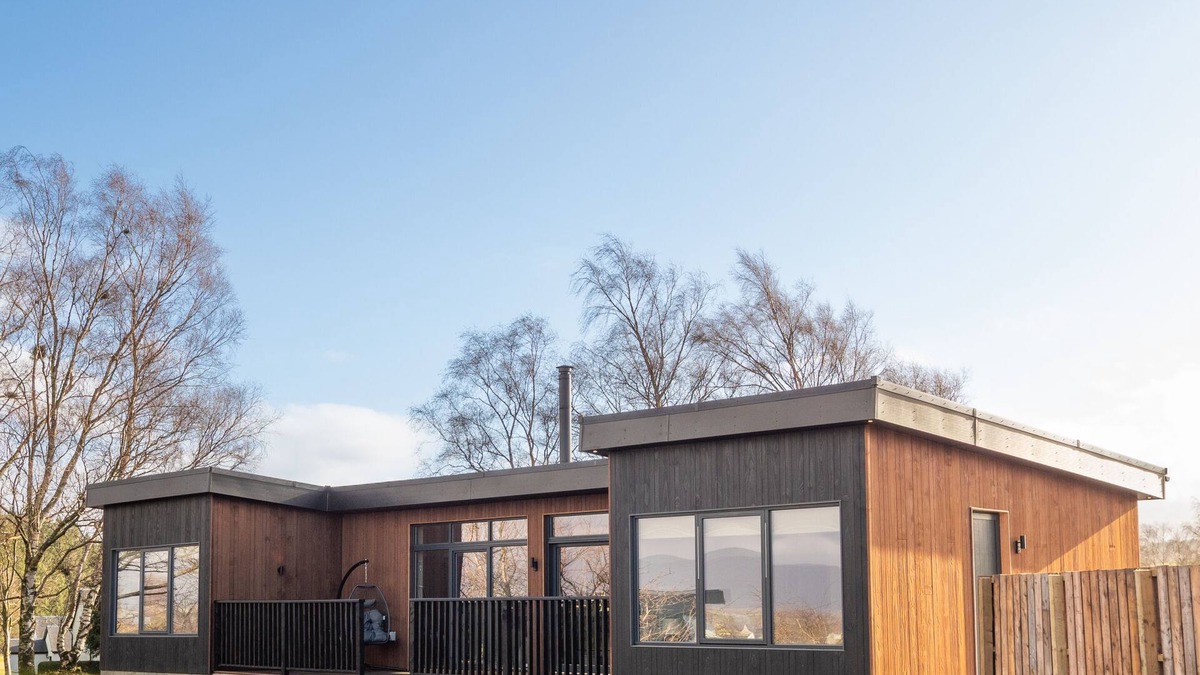 Kippen Apartment | Luxury Lodge with deck, hot tub, mountain views