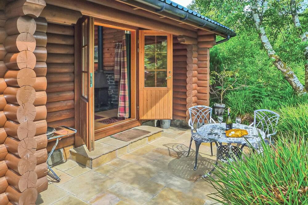 Craobh Haven Ski Chalet | Luxury lodge with king-size four poster and child size single.