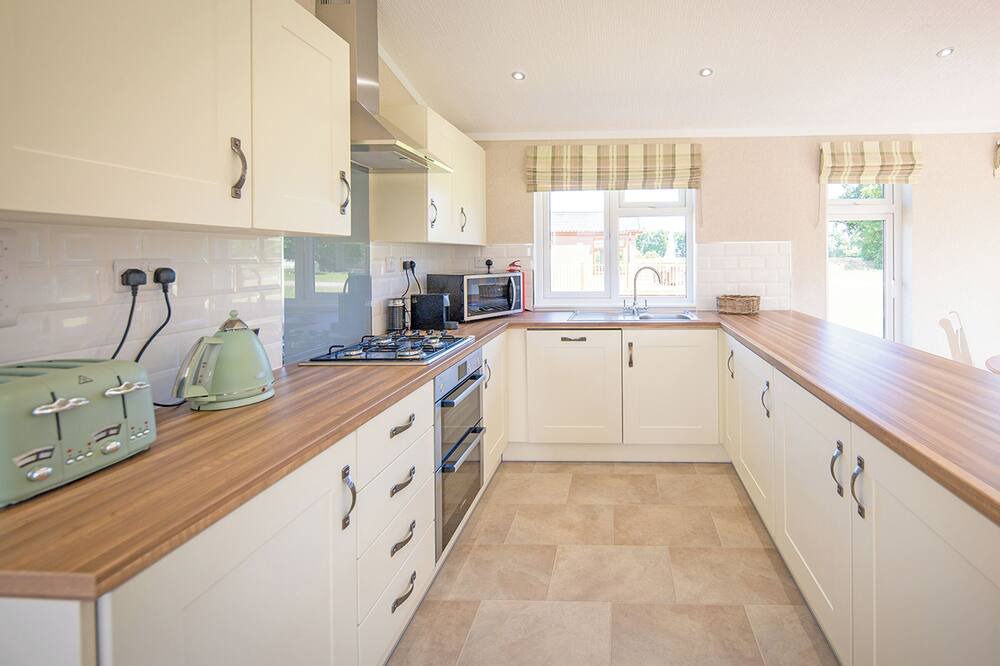 Diss Ski Chalet | Luxury lodge with one double with freestanding bath.