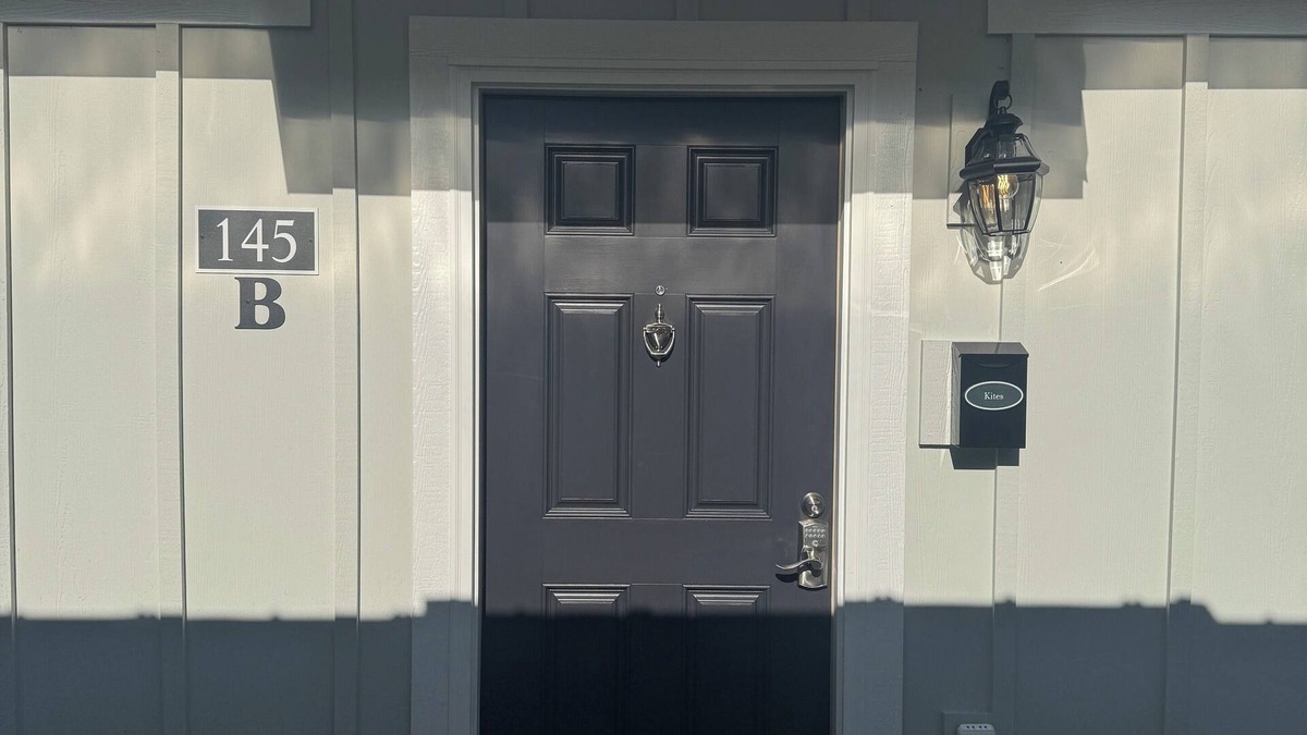 Elizabethtown Cottage | Luxury Lodging, Lakefront View, King Bed w/Private Bath, Patio
