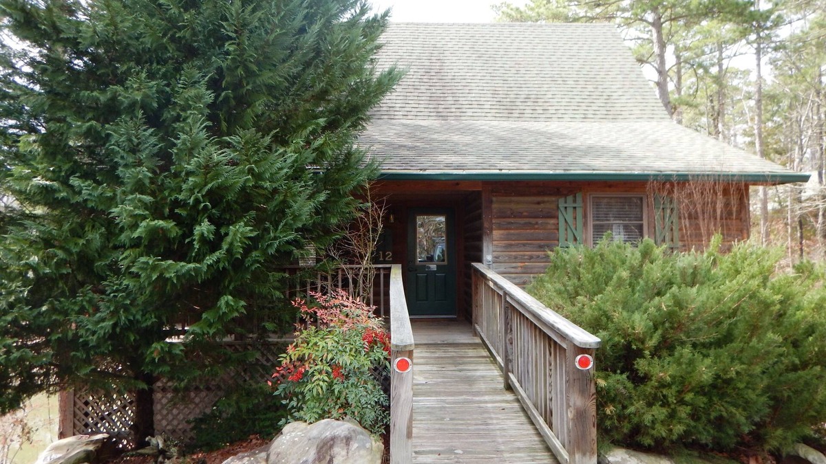 Mount Ida Cottage | Luxury, loft, log-sided two bedroom Harbor North cottage on Lake Ouachita. by RedAwning