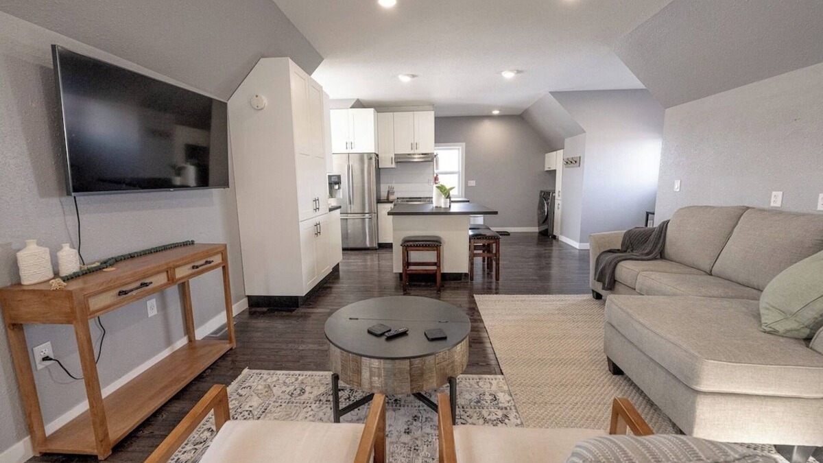Clairmont Apartment | Luxury Loft- WIFI | Smart TV | Kitchen Essentials
