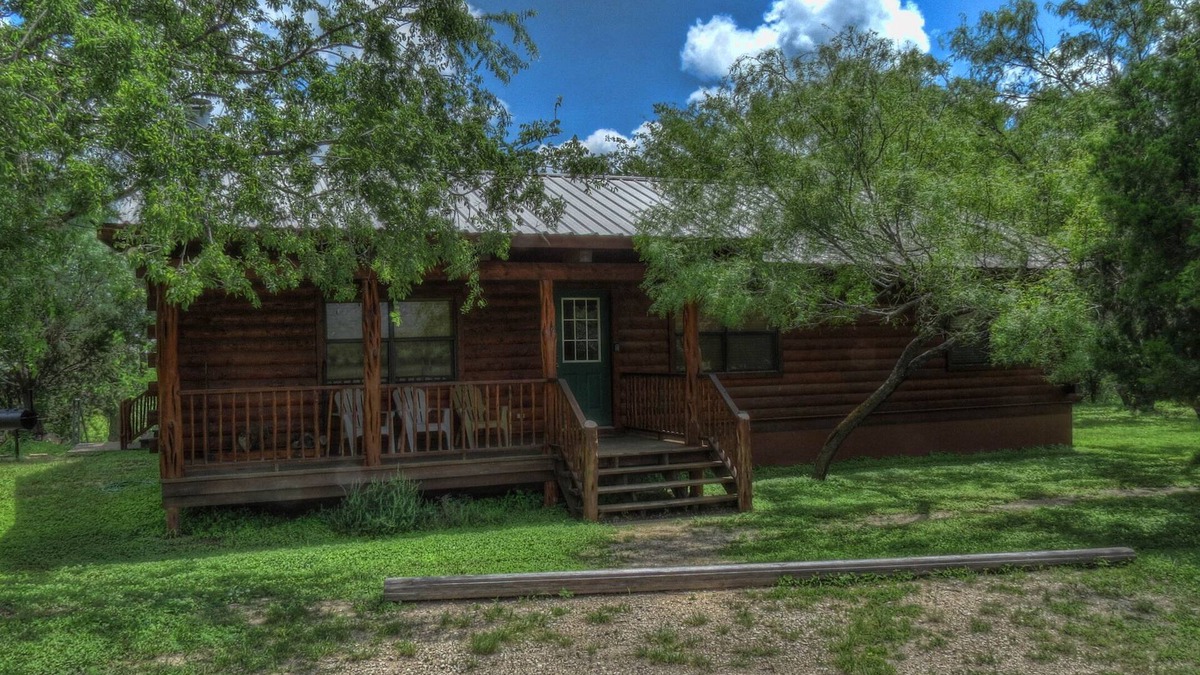 Rio Frio Cabin | LUXURY LOG CABIN #1 ON THE FRIO RIVER
