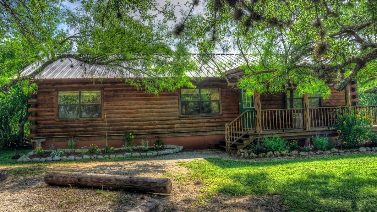 Rio Frio Cabin | LUXURY LOG CABIN #2 ON THE FRIO RIVER