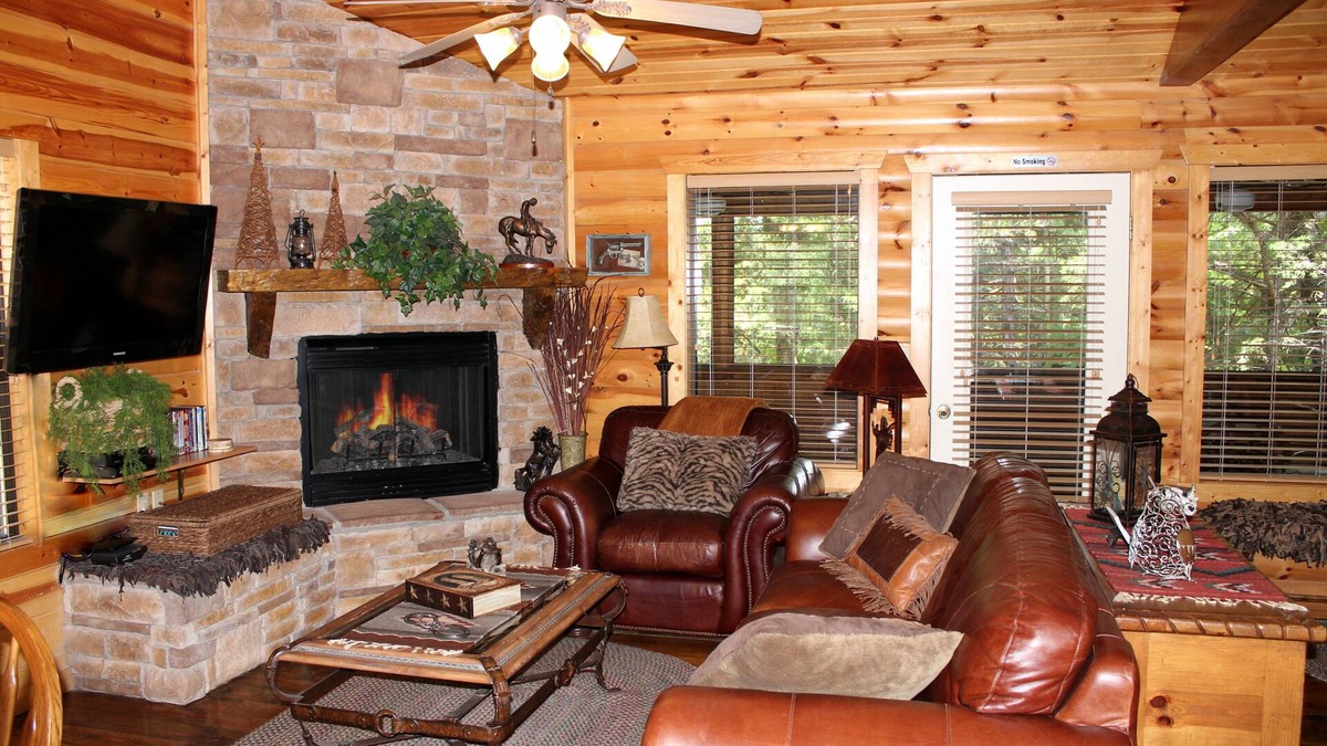 Branson Cabin | Luxury Log Cabin - Fireplace - Bath - WIFI - Cable - Porch - Pool - Resort