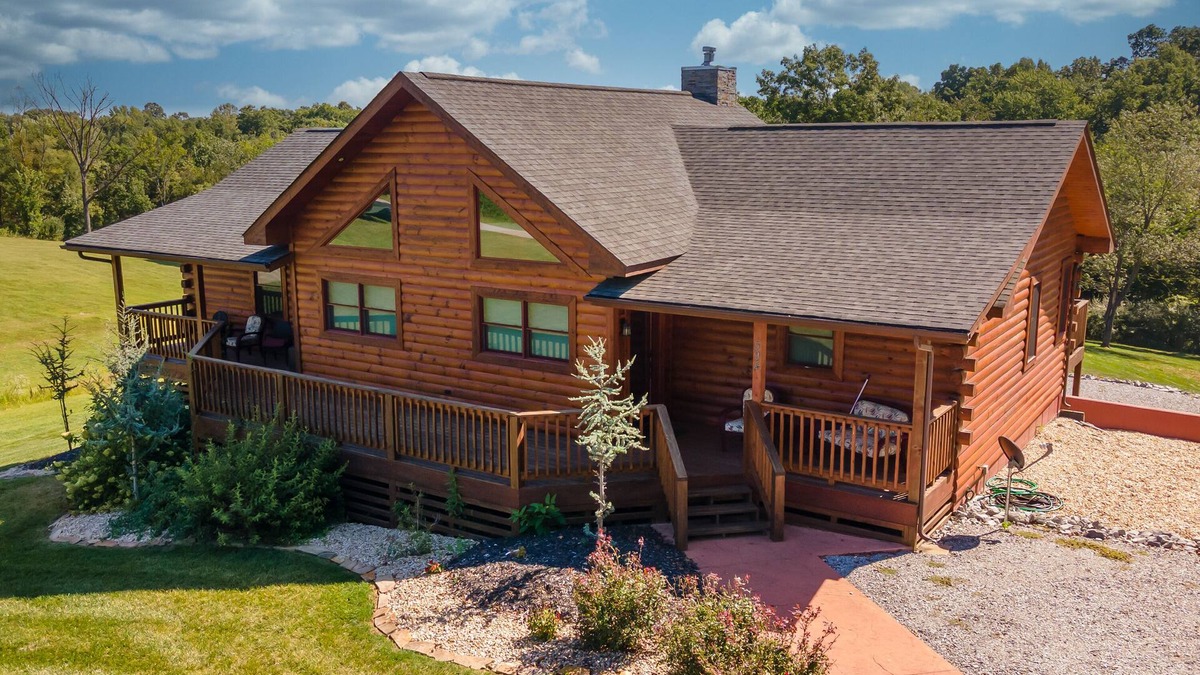 Makanda Cabin | Luxury Log Cabin near SIU, Giant City, & Wineries
