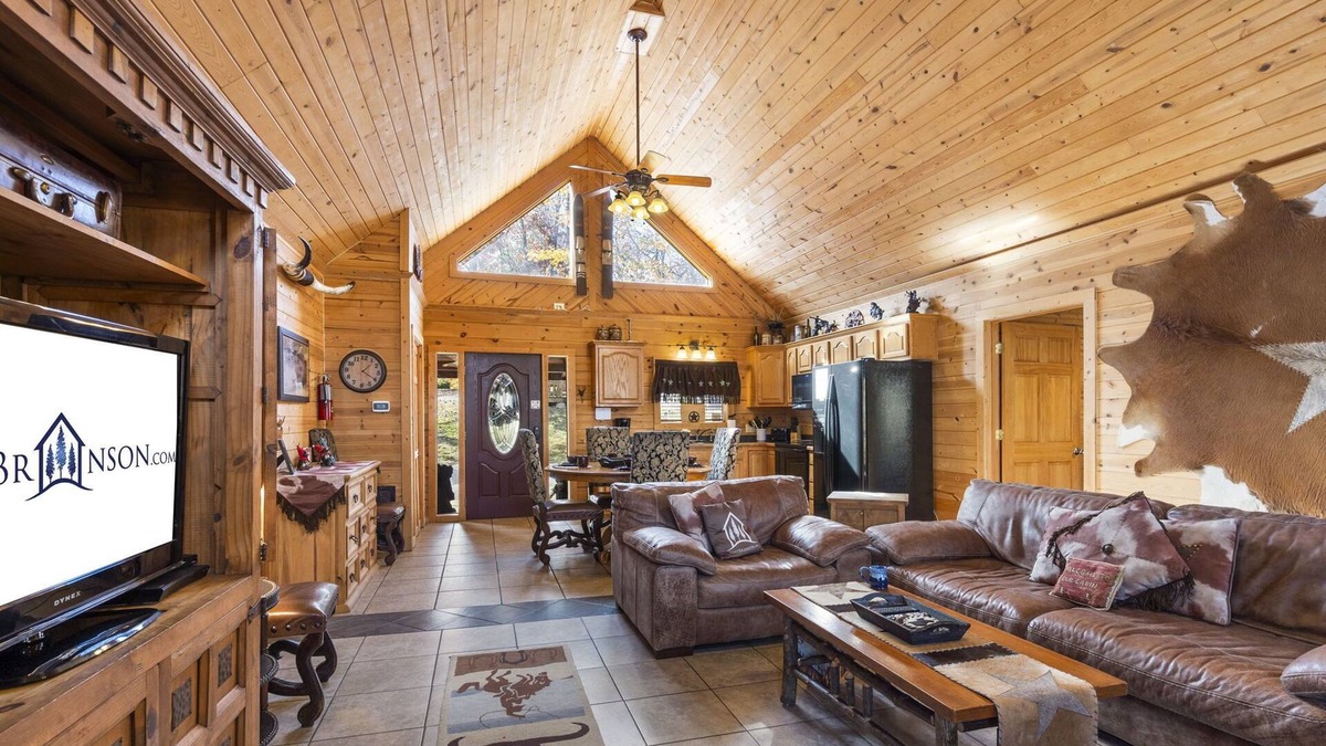 Branson Cedars Cabin | Luxury Log Cabin Over 2400 Sq Ft-GameTable-Free Tickets-Hot Tub-CarCharger