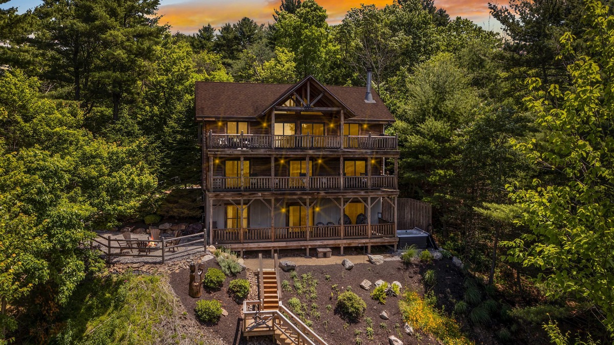Aquashicola House | Luxury Log Cabin- Stunning Lake Views, Fire Pit, Hot Tub & 3-level deck