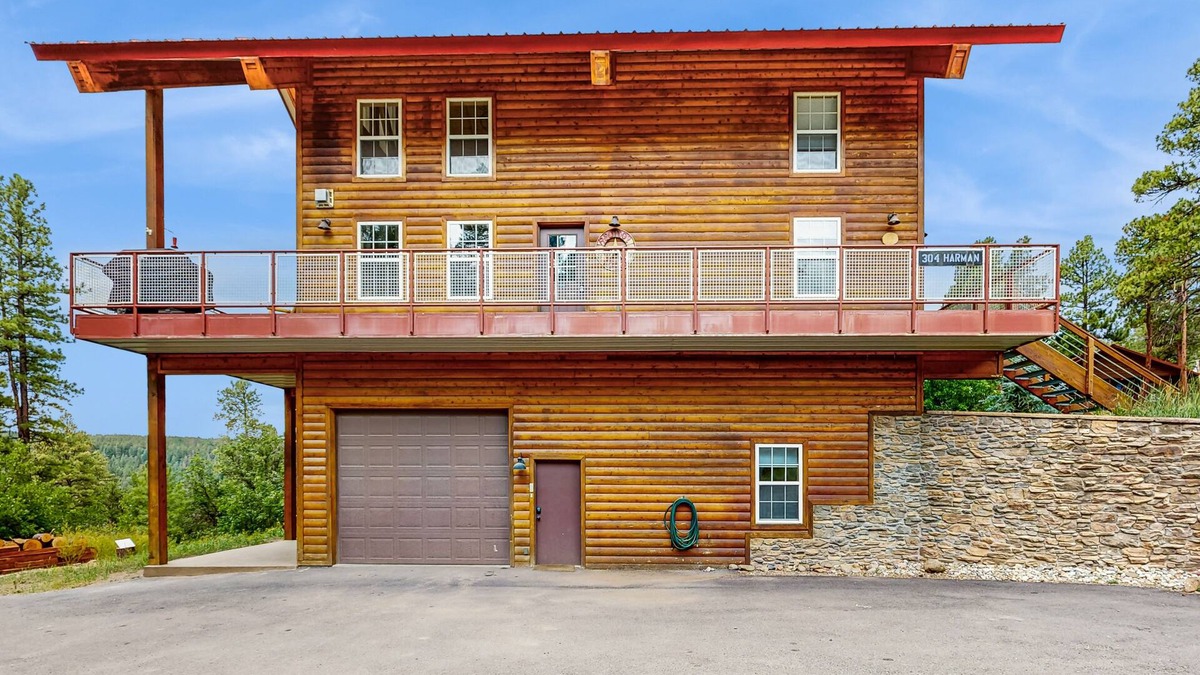 San Juan River Village Cabin | Luxury log cabin with wraparound deck and gorgeous views/Dog-Friendly