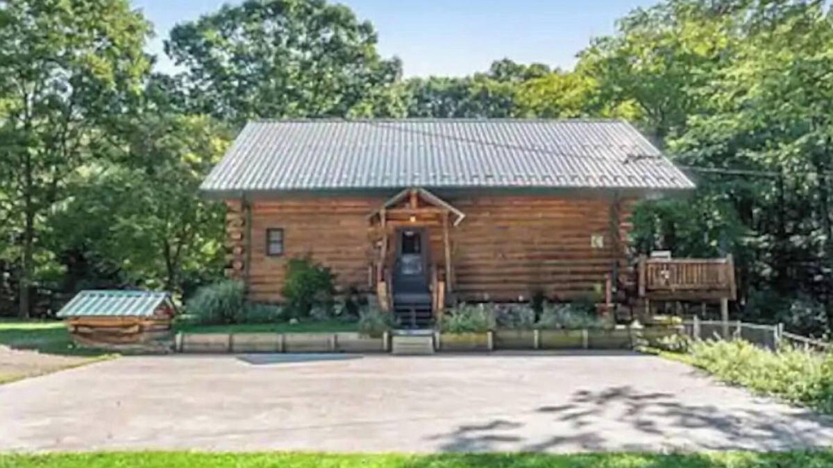 Fountain Cabin | Luxury log cabin w/access to Ford Lake! Sleep 14