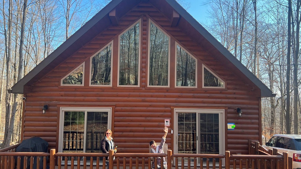 Wallenpaupauk Lake Estates Cabin | Luxury Log Cabin w/Outdoor Jetted Hot Tub & Indoor Jacuzzi Bath-New Construction