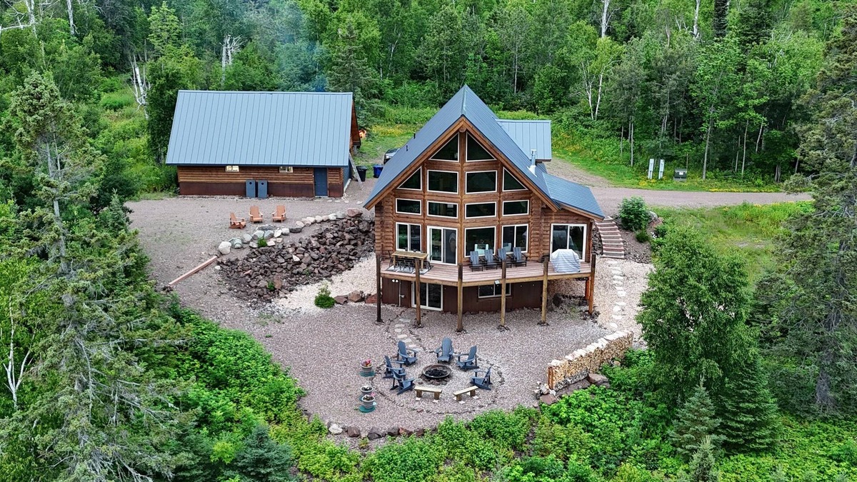 Tofte Cabin | Luxury Log Home on 5 acres Sawtooth Moutain Hideaway close to ski hill & hiking