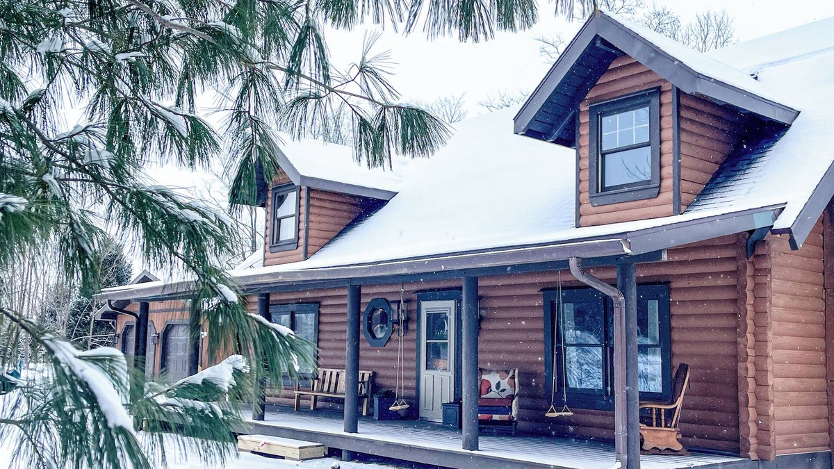 Paris Cabin | Luxury Log Retreat with Hot Tub, Near Homestead & Winery