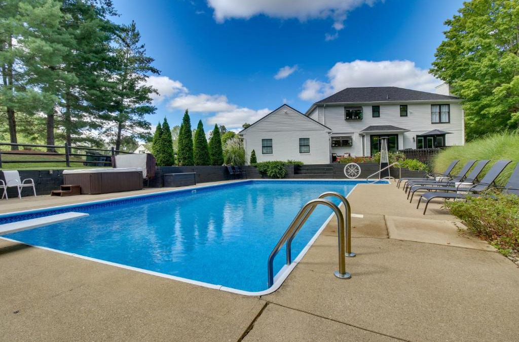 Otterbien Home Villa | Luxury Maineville Villa with Private Pool and Deck
