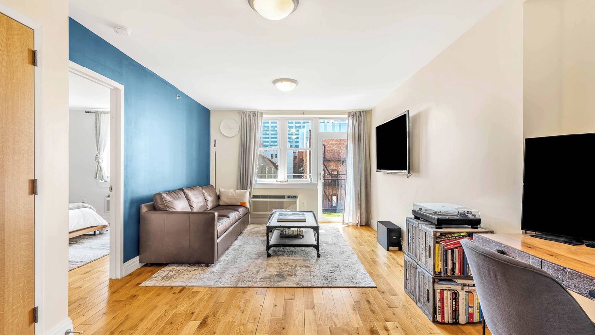 Harlem Apartment | Luxury Manhattan abode with balcony and rooftop, close to all.