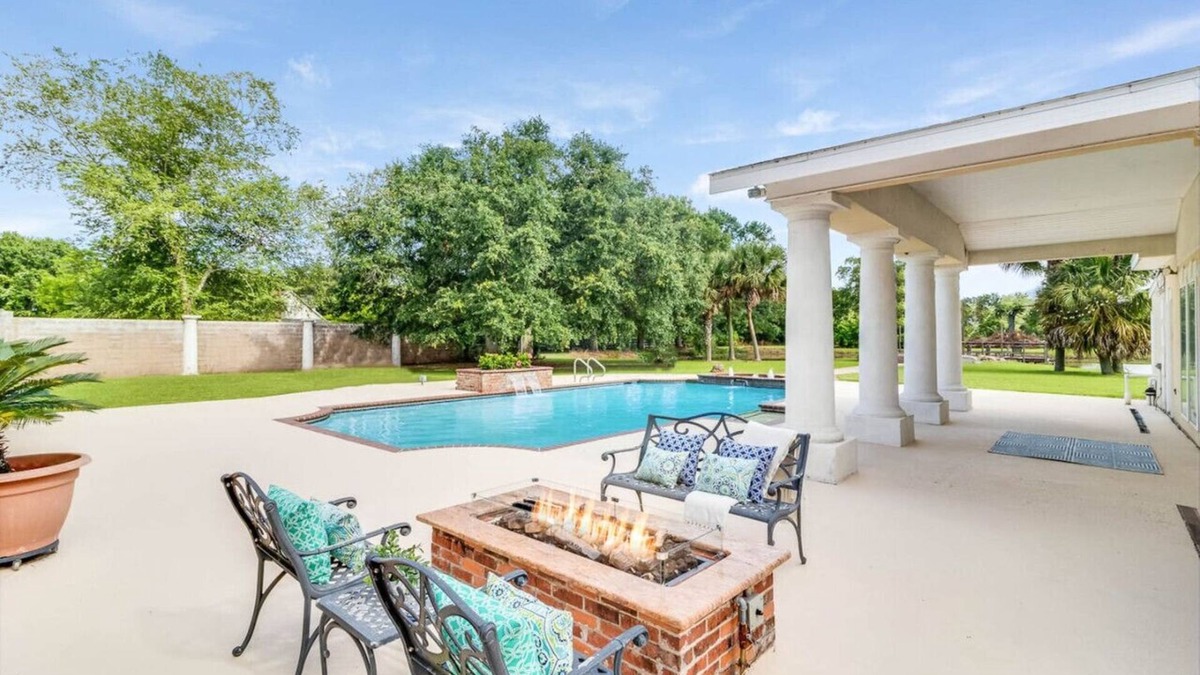 New Iberia House | Luxury Mansion on pond + pool + gameroom