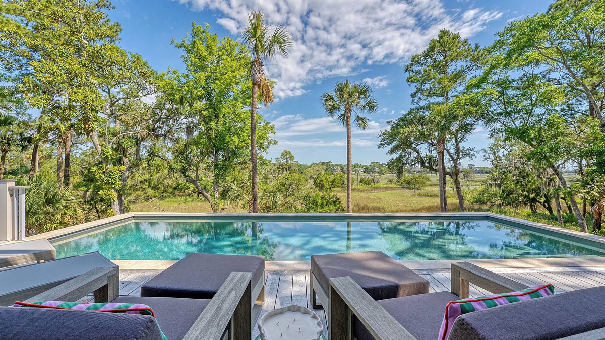 Vanderhorst Plantation House | Luxury Marshfront Retreat with pool and 4 king suites