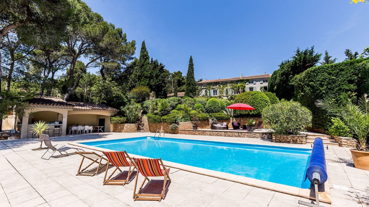 Fabrezan Villa | Luxury Mediterranean living.sun, sea and wine - 14 people, pool and hot tub!