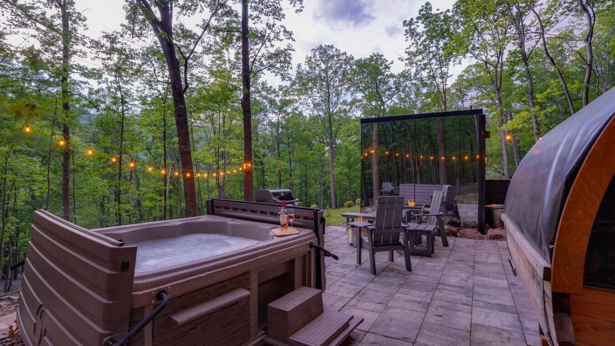 Mercersburg House | Luxury Mirror Cabin Hot Tub Sauna Mtn. Views