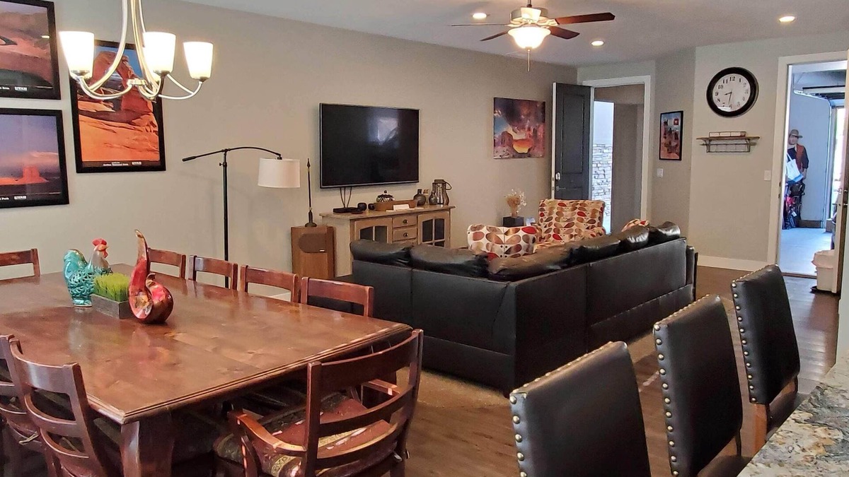 Moab House | Luxury Moab DTown 4Bd,3Bth,Sleeps15, Pool,Spa,Garage,Bikes,6Tvs,Low Fees,Parking