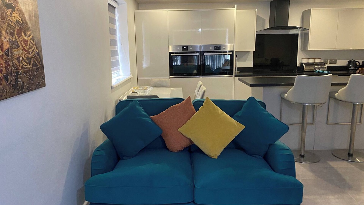 Thames Apartment | Luxury modern 2 bedroom flat near London City Airport with free Parking and WiFi