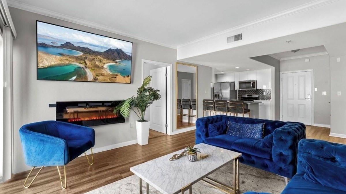 Vernon Apartment | Luxury Modern 2-bedroom apartment Home in Los Angeles w/WiFi + Central Ac