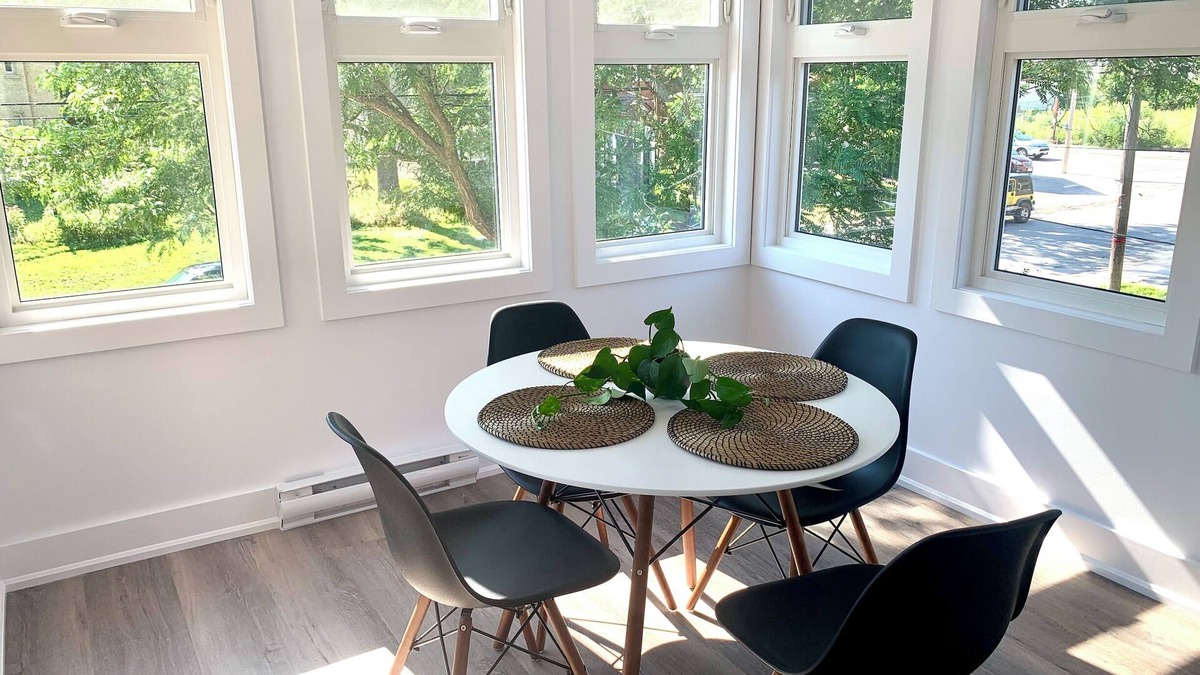Peterborough Apartment | Luxury Modern Apartment in Downtown Century Home - 2 Bedroom, Free parking x 4