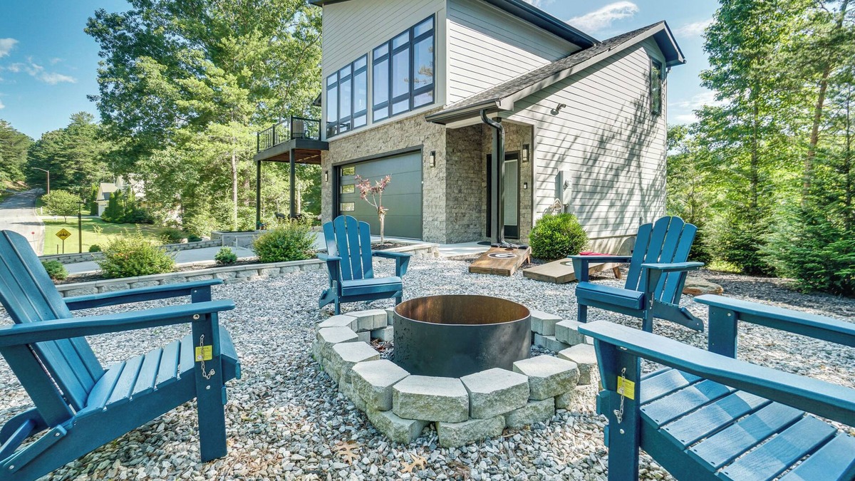 Helen House | Luxury Modern Home on Golf Course w/Game Room!